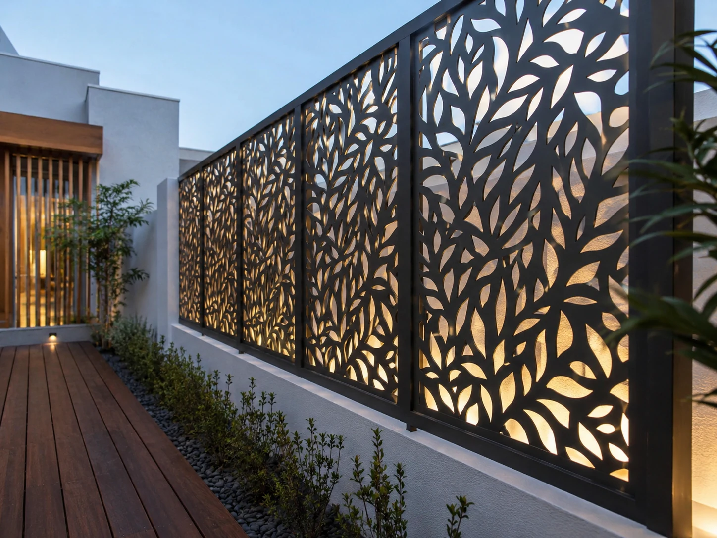 Separator de terasă din panouri metalice decorative cu model vegetal, iluminate din spate